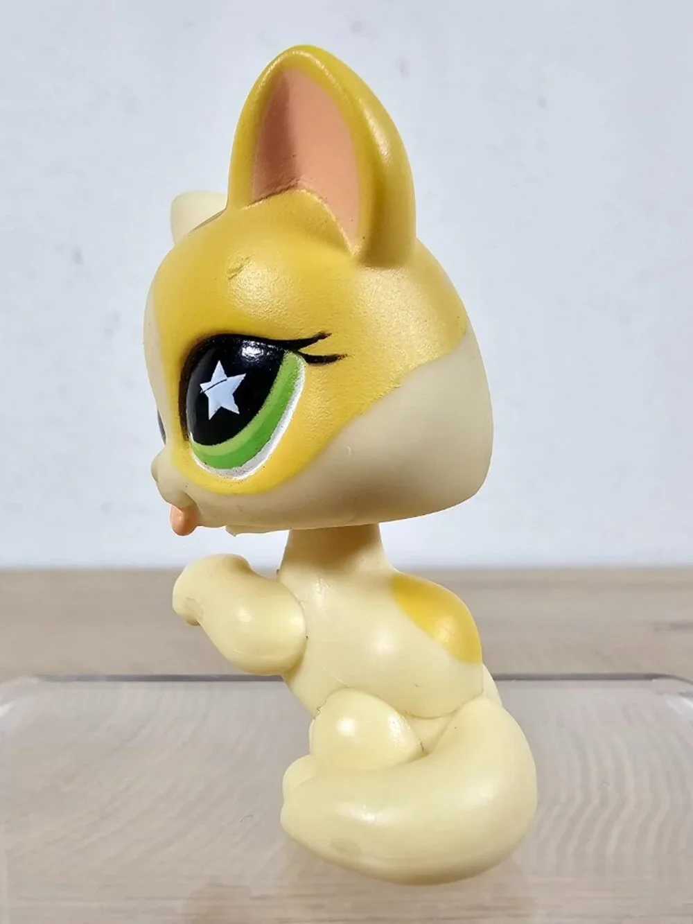 Hasbro Littlest Pet Shop #832 Kitten Cat Paw Up Yellow Green Star Eyes LPS